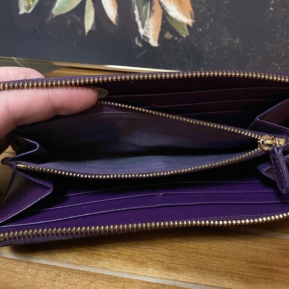 Gorgeous vintage Salvatore Ferragamo Miss Vara Bow zip wallet. - Picture 8 of 9